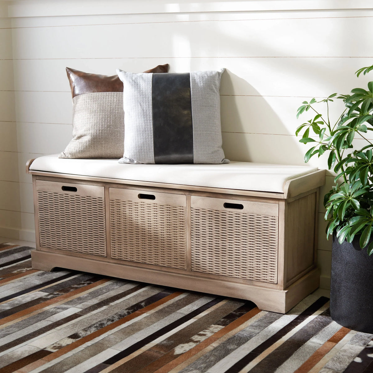 Banc de rangement SAFAVIEH Fiorello avec coussin et 3 tiroirs - 47,3 L x 15 P x 19 H - 47 L x 15 P x 19 H
